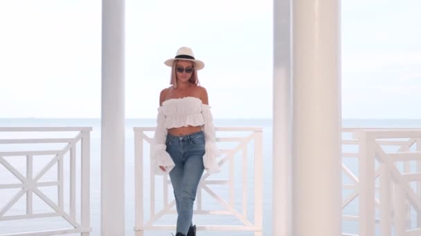 Stijlvolle Vrouw Trendy Top Met Volumineuze Mouwen Jeans Klassieke Hoed — Stockvideo