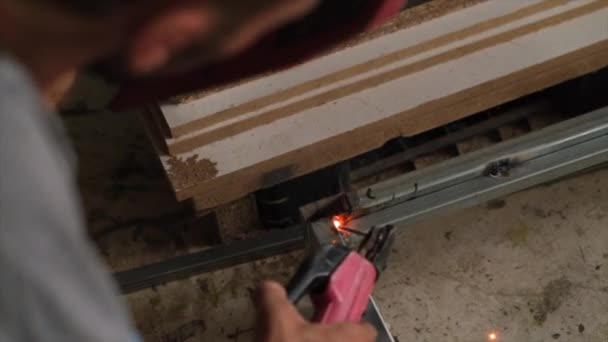 Fabrikada Koruyucu Maskeli Bir Işçi Kaynak Çelik Profili Bağlama Yayı — Stok video