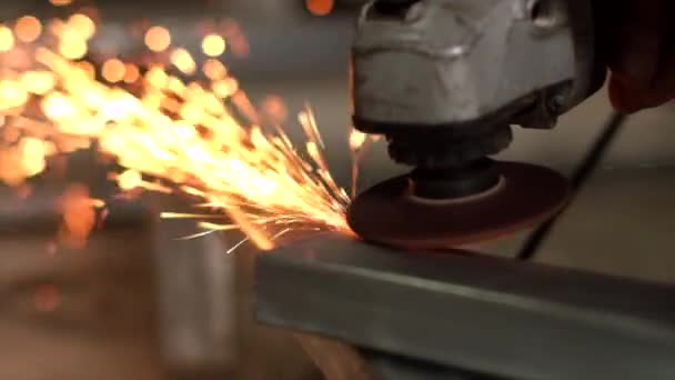 Los Trabajadores Cortan Acero Aserrado Manual Metal Chispas Durante Molienda — Vídeos de Stock