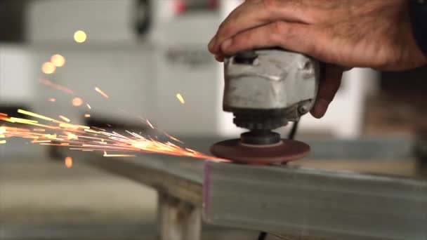 Trabalhadores Cortam Aço Serra Metal Manual Faíscas Moer Moedor Iron — Vídeo de Stock