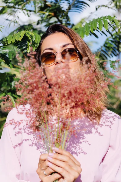 Portret Van Jonge Blanke Gebruinde Vrouw Romantische Roze Jurk Ronde — Stockfoto