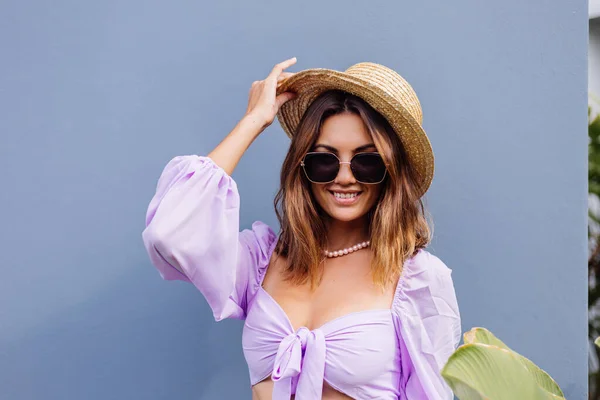 Junge Brünette Frau Lila Langärmeligem Bauchfreiem Top Weißen Shorts Sonnenbrille — Stockfoto