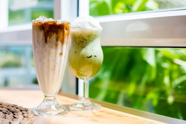 Két Pohár Asztal Ice Matcha Zöld Tea Latte Tejjel Jégkávéval — Stock Fotó