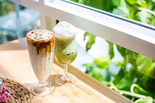 Két Pohár Asztal Ice Matcha Zöld Tea Latte Tejjel Jégkávéval — Stock Fotó