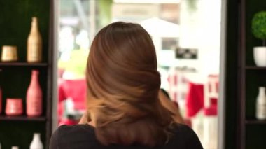 Güzellik salonunda saç düzleştiren Keratin 'den sonra bir müşteri.