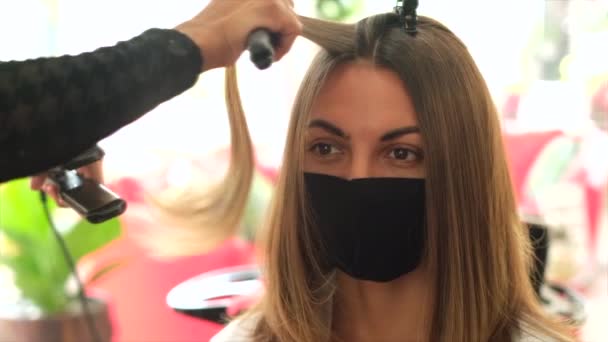 Bir Kız Kuaför Müşteriye Keratin Saç Düzleştirici Kullanarak Düzleştirir Kız — Stok video