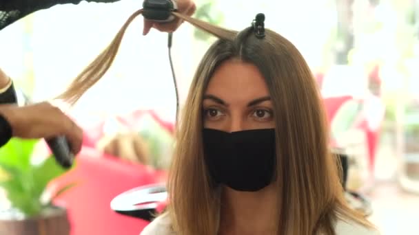 Seorang Penata Rambut Gadis Membuat Rambut Keratin Klien Meluruskan Menggunakan — Stok Video