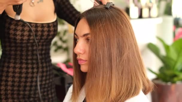 Fryzjer Dziewczyna Sprawia Klient Keratyny Prostowanie Włosów Pomocą Prostownicy Żelaza — Wideo stockowe