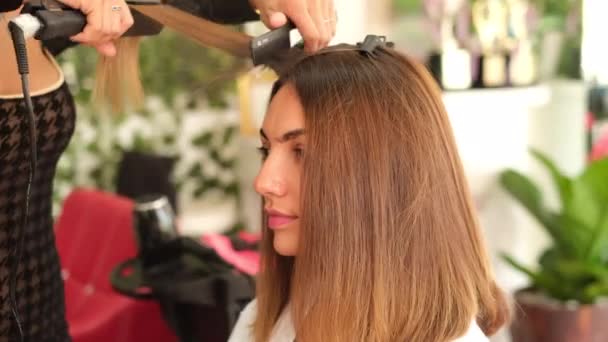 Fryzjer Dziewczyna Sprawia Klient Keratyny Prostowanie Włosów Pomocą Prostownicy Żelaza — Wideo stockowe