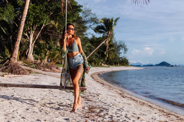 Fit Gebräunte Gut Aussehende Tätowierte Kaukasierin Jeanshosen Und Grünem Trendigem — Stockfoto