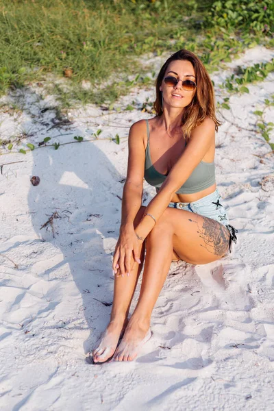 Apto Bronzeado Boa Aparência Tatuado Caucasiano Mulher Calções Jeans Verde — Fotografia de Stock