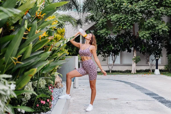 Mode Stylische Junge Kaukasische Fit Sportliche Frau Leoparden Cami Top — Stockfoto