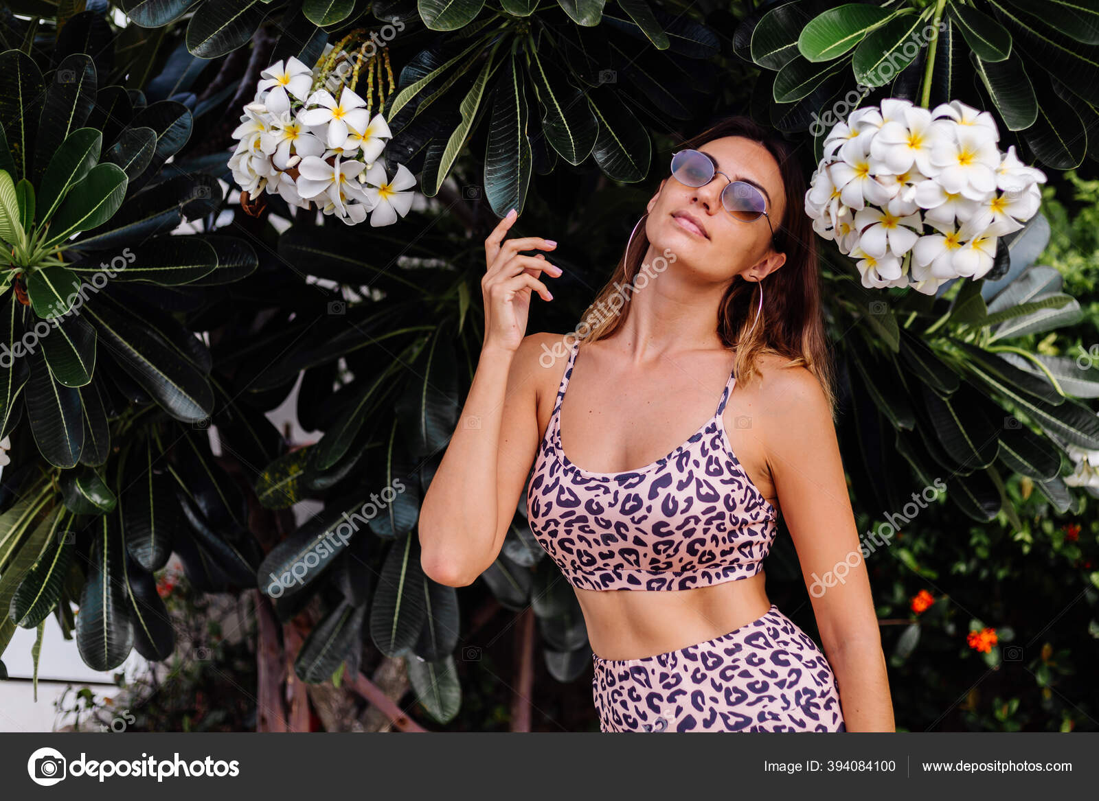 Ajuste Elegante Mujer Gafas Sol Con Top Leopardo Pantalones: fotografía de stock © kroshka_nastya #394084100 | Depositphotos