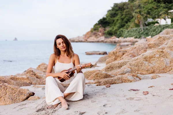 Romantický Mladý Šťastný Klid Běloška Žena Ukulele Tropické Skalnaté Pláži — Stock fotografie