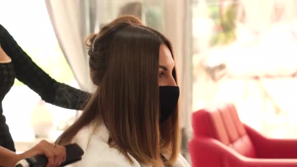 Ένα Κορίτσι Κομμώτρια Κάνει Μια Πελάτισσα Κερατίνη Ίσιωμα Μαλλιών Χρησιμοποιώντας — Αρχείο Βίντεο