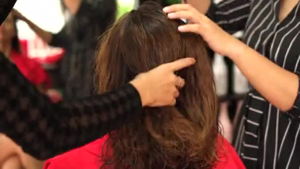 Flicka Frisör Gör Klient Keratin Hår Uträtning Flickan Sitter Skönhetssalong — Stockvideo