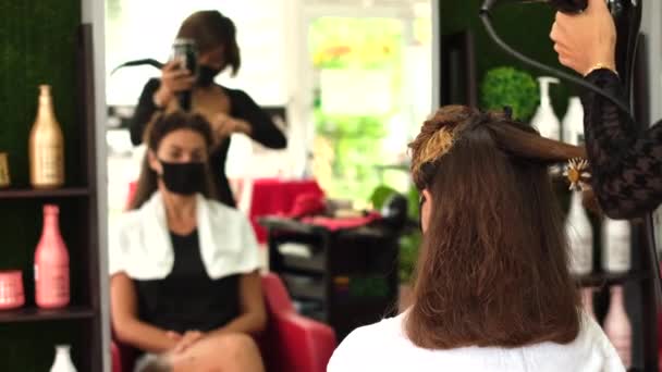 Fryzjer Dziewczyna Sprawia Klient Keratyny Prostowanie Włosów Dziewczyna Siedzi Salonie — Wideo stockowe
