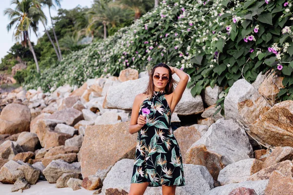 Junge Ruhig Tätowierte Frau Kurzen Sommerkleid Mit Tropischem Print Felsigen — Stockfoto