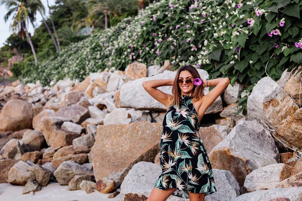 Młoda Spokojna Wytatuowana Kobieta Letniej Tropikalnej Sukience Skalistej Plaży Zielonym — Zdjęcie stockowe