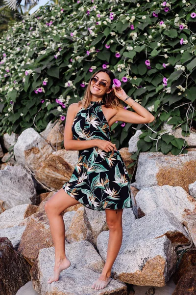 Jovem Mulher Tatuada Calma Verão Tropical Impressão Vestido Curto Praia — Fotografia de Stock