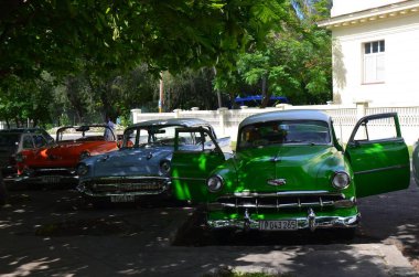 Sokaktaki eski arabalar.