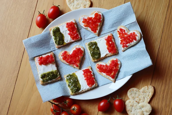 Biscoitos Salgados Forma Coração Vermelho Bandeira Italiana Uma Chapa Mesa — Fotografia de Stock