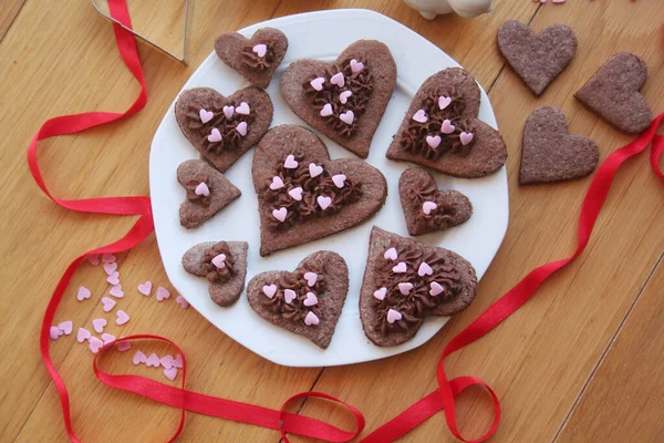 Galletas Chocolate Decoradas Forma Corazón Plato Sobre Mesa Madera Fondo —  Fotos de Stock