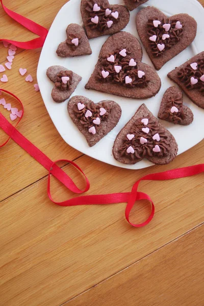 Galletas Chocolate Decoradas Forma Corazón Plato Sobre Mesa Madera Fondo —  Fotos de Stock