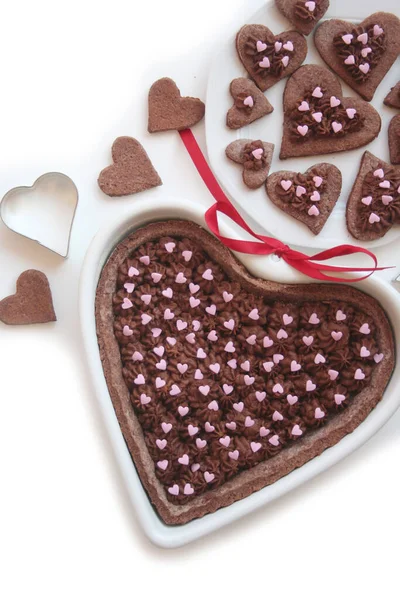 Torta Chocolate Escuro Forma Coração Com Biscoitos Decorados Isolados Branco — Fotografia de Stock