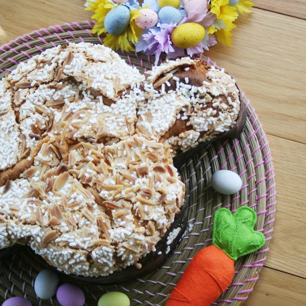 Dulce Pastel Pascua Llamado Colomba Pasquale Con Huevos Pascua Decoración — Foto de Stock