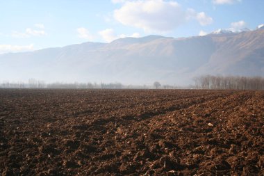 Kuzey İtalya 'da kış mevsiminde sürülen tarlalar. Kışın tarım arazisi