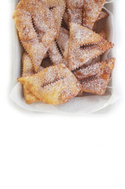 Beyaz üzerine İtalyan karnaval pastası. Geleneksel karnaval pastası, chiacchere veya crostoli, bugie, cenci beyaz arka planda izole edilmiş.