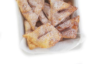 Beyaz üzerine İtalyan karnaval pastası. Geleneksel karnaval pastası, chiacchere veya crostoli, bugie, cenci beyaz arka planda izole edilmiş.