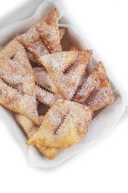 Beyaz üzerine İtalyan karnaval pastası. Geleneksel karnaval pastası, chiacchere veya crostoli, bugie, cenci beyaz arka planda izole edilmiş.