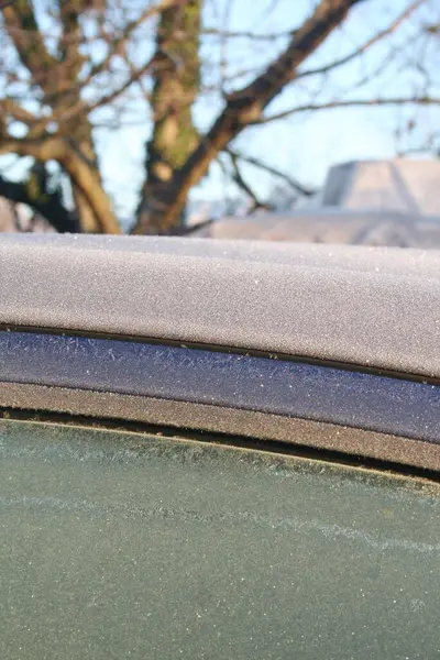 Auto Blu Coperta Dal Gelo Durante Stagione Invernale Vista Laterale — Foto Stock