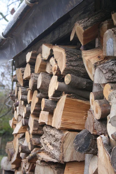 庭の薪でいっぱいの大きなログストアは冬のシーズンに備えています 屋外の木杭 — ストック写真