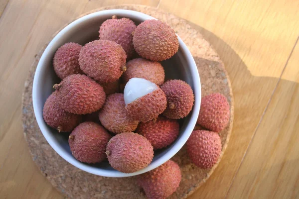 Świeże Dojrzałe Owoce Litchi Lub Liczi Misce Drewnianym Tle Litchi — Zdjęcie stockowe