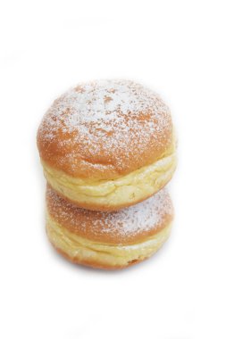 Krapfen adında iki Berlinli çöreği beyaz arka planda izole edilmiş. Avrupa tatlı yiyecekleri