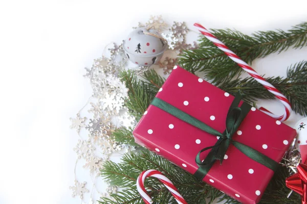 圣诞红礼品盒 绿色缎带 白色与装饰品隔离 圣诞节背景 — 图库照片