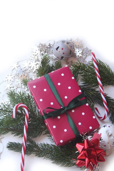 Caja Regalo Roja Navidad Con Cinta Verde Aislada Blanco Con —  Fotos de Stock