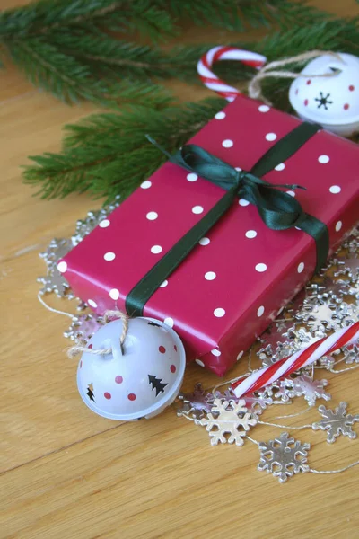 圣诞红礼盒 木制桌子上有绿色缎带 装饰精美 圣诞节背景 — 图库照片