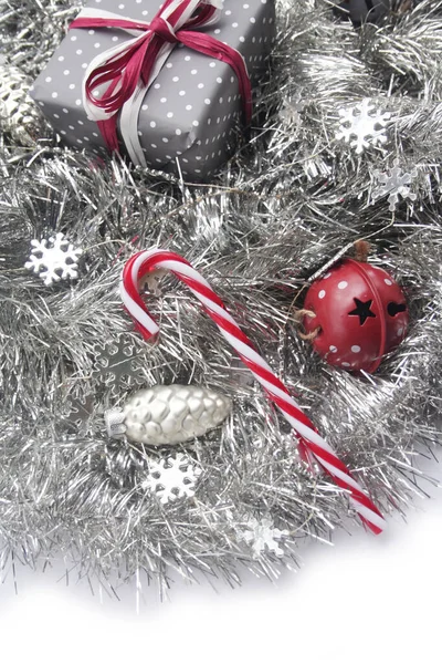 Vánoční Slavnostní Pozadí Stříbrnou Výzdobou Dárkové Krabice Cukroví Hole — Stock fotografie