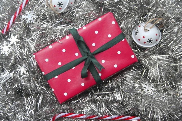 Fondo Festivo Navidad Con Decoraciones Plata Una Caja Regalo Bastones — Foto de Stock