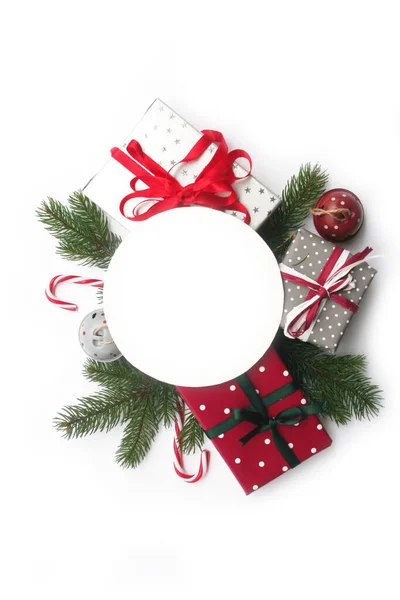 Cajas Regalo Navidad Aisladas Sobre Fondo Blanco Con Ramas Pino —  Fotos de Stock