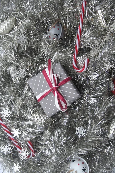 銀の装飾が施されたクリスマスのお祝いの背景とギフトボックスとキャンディーの缶 — ストック写真