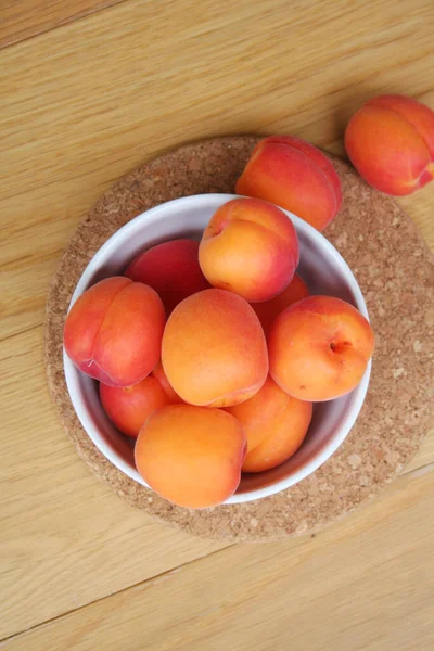 Frische Reife Aprikosen Einer Weißen Schüssel Auf Einem Holztisch Prunus — Stockfoto