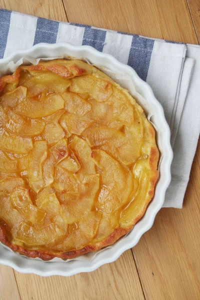 Ahşap arka planda geleneksel elmalı tart tatin. Karamelli Fransız elmalı pasta ya da turta. 