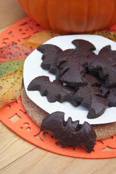 Galletas Halloween Chocolate Forma Murciélago Plato Con Decoración Mesa Madera — Foto de Stock