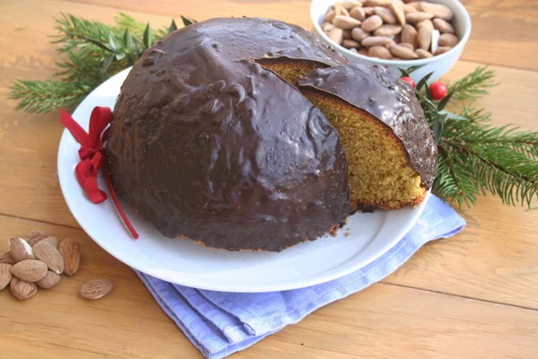 İtalyan geleneksel tatlı pastası Parrozzo, Noel süslemeleri ile ahşap bir masada badem ile yapılır.