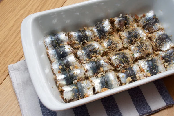 Ekmek kırıntıları, kuru üzümler ve çam fıstığı ile doldurulmuş sardalyalar. Geleneksel Sicilya tarifi 